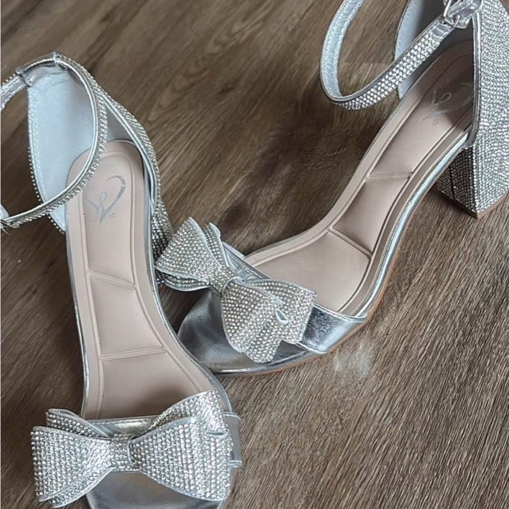 Women's Silver Rhinestone Bow Block Heel Sandals-size 8